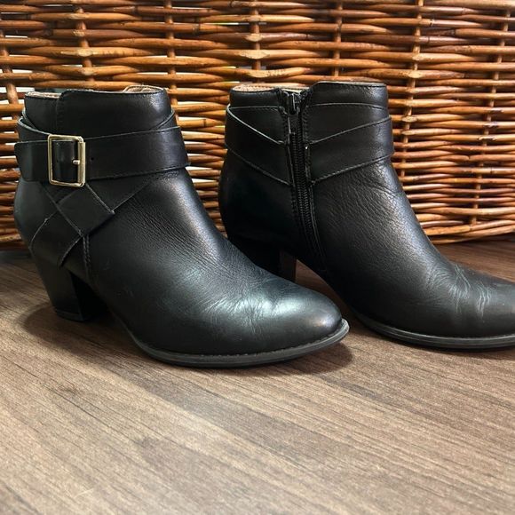 Vionic | Trinity Upright Leather Buckle Heeled Ankle Booties sz 7 - Picture 2 of 5